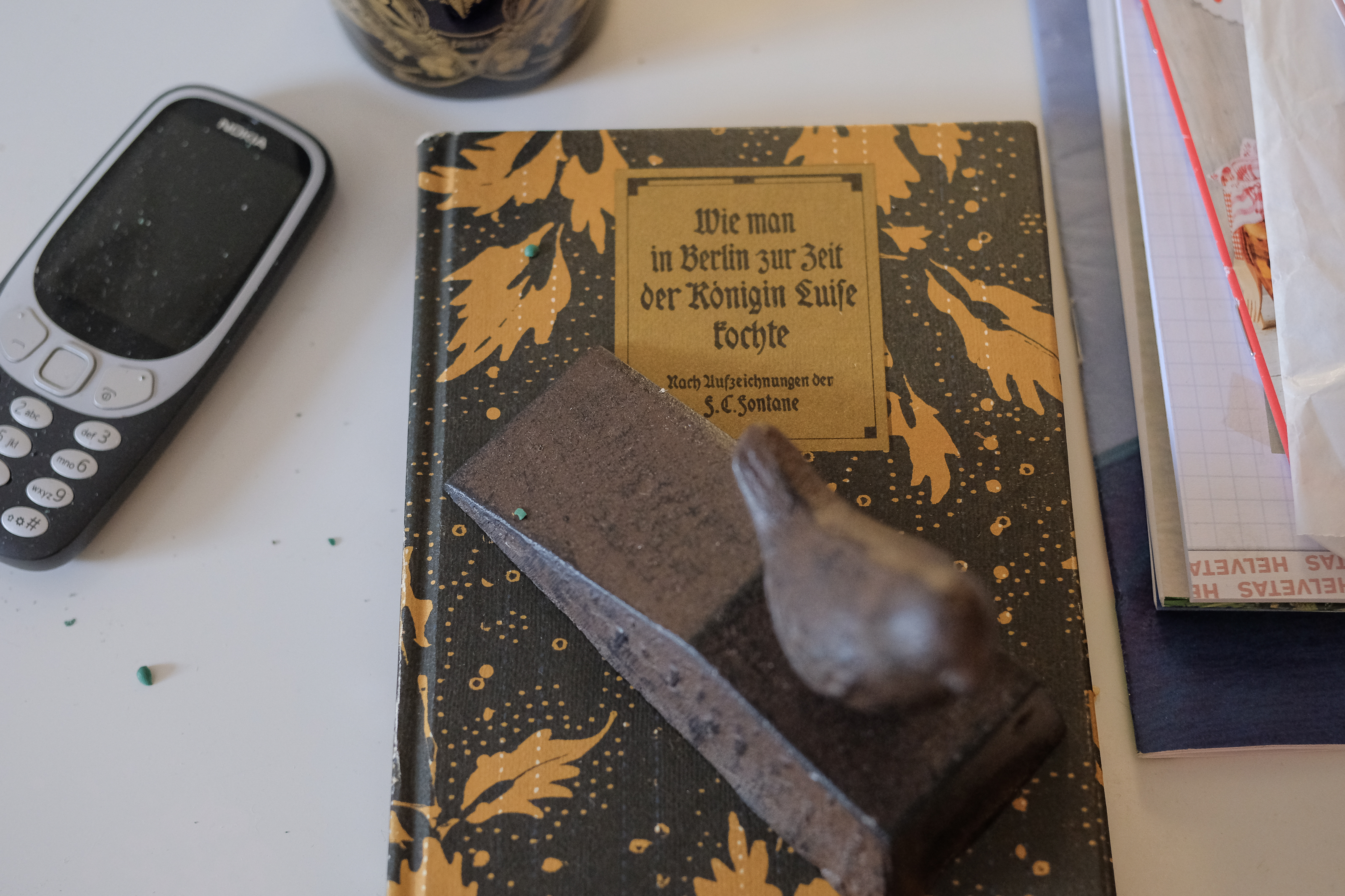 Im Zeichen des Kochens: Altes Kochbuch mit altem Telefon. Foto: Jan Graber, 2018.