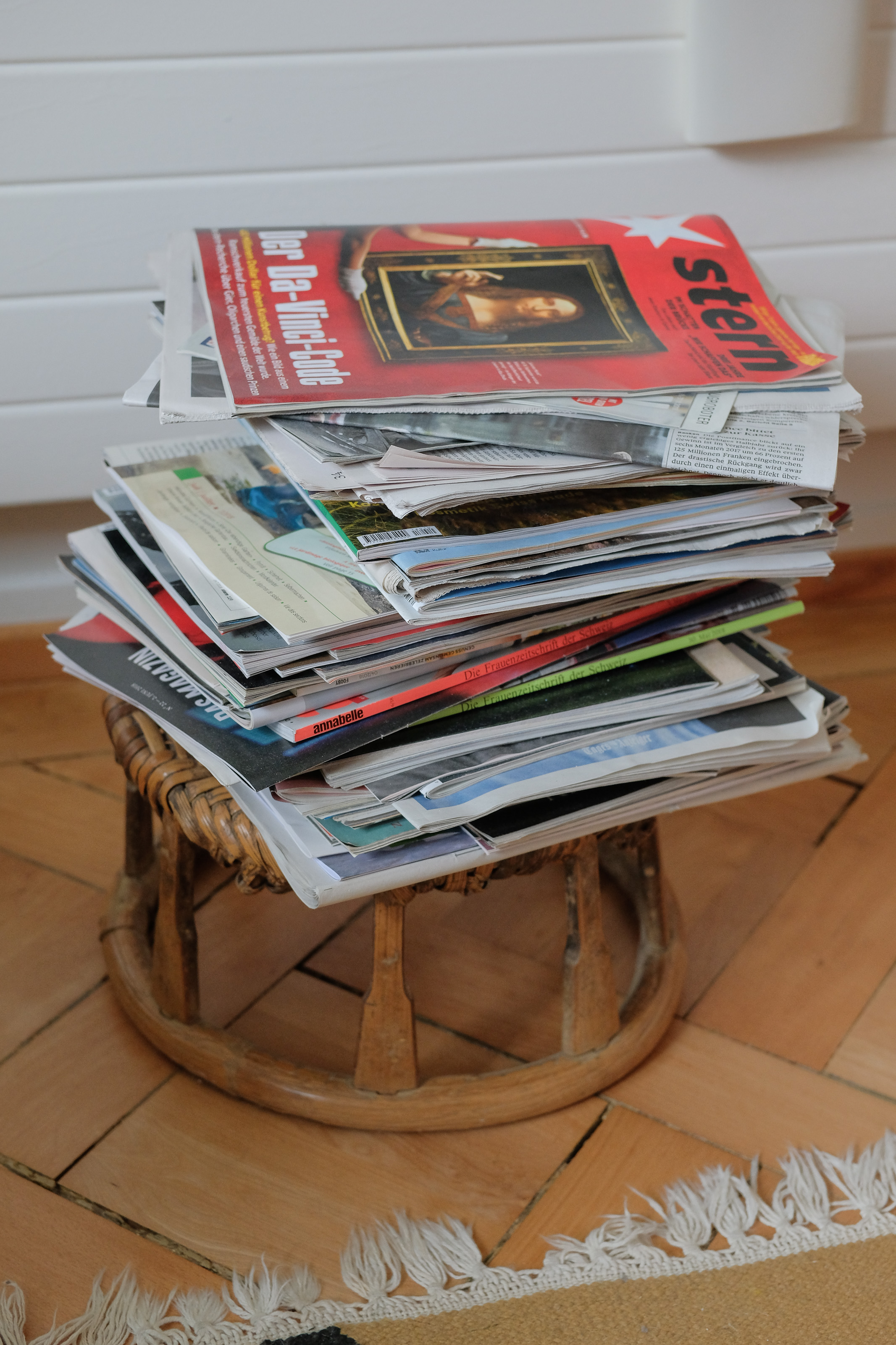 Belesen: Aufgetürmte Zeitschriften. Foto: Jan Graber, 2018.