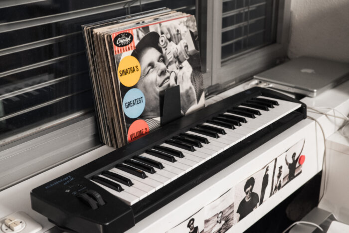 Keyboard und Vinyl-LPs im Atelier. Foto: Jan Graber