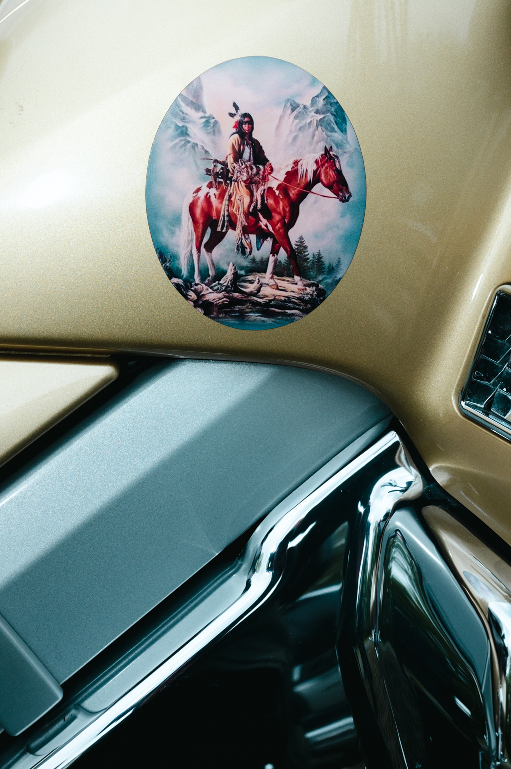 Aufkleber eines Native American auf einer goldenen Honda Goldwing. Foto: Boris Müller