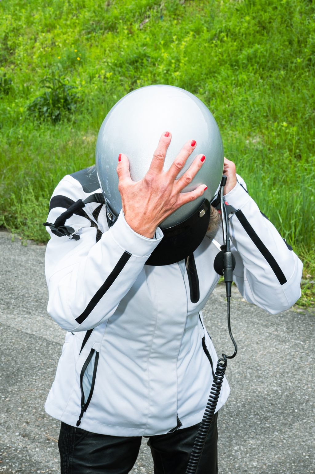 Goldwing-Fahrerin bei der Abnahme des Helms. Foto: Boris Müller
